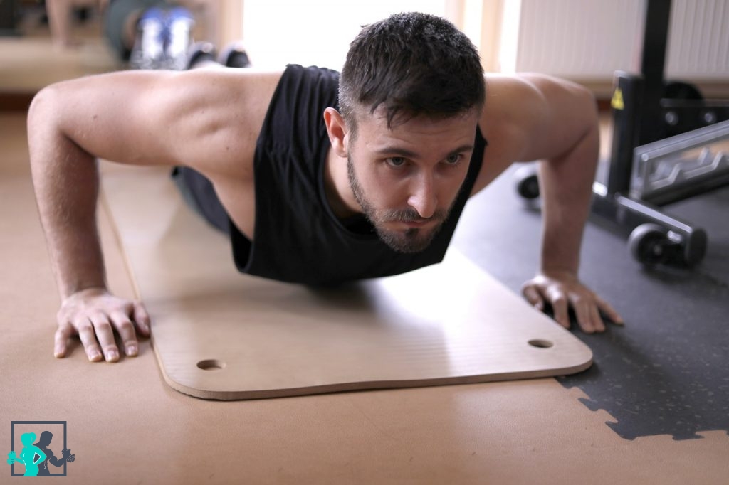 Exercices à faire à la maison et sans matériel pour muscler ses épaules