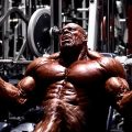 Bodybuilder musclé soulevant des poids avec détermination