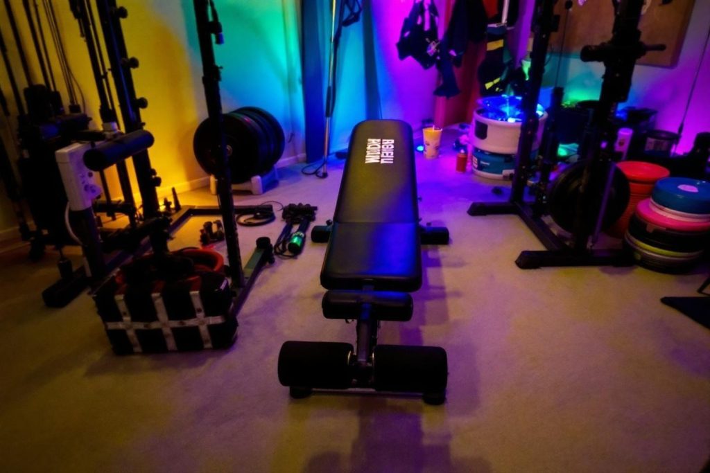 Banc de musculation avec éclairage coloré et équipements