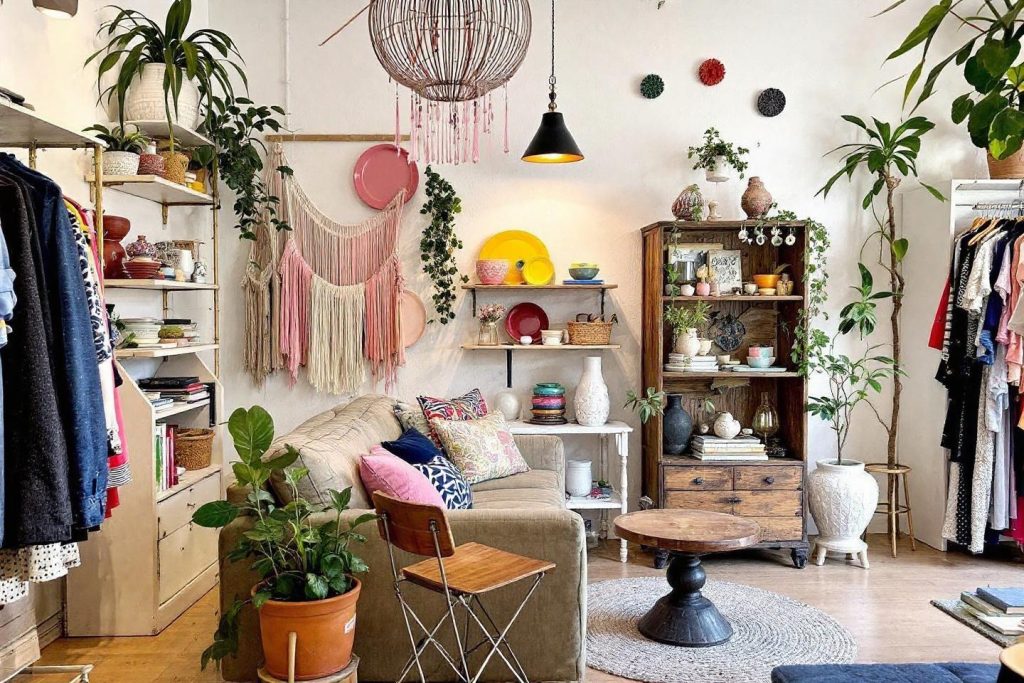 Intérieur décoré avec des plantes, des étagères et des textiles